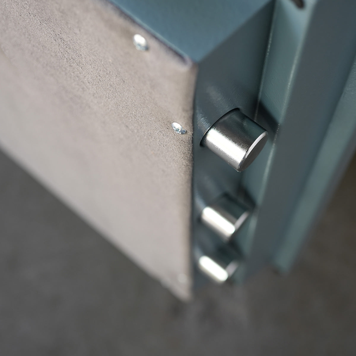 Gardall 1812/2, Gardall fire safe showing bolts