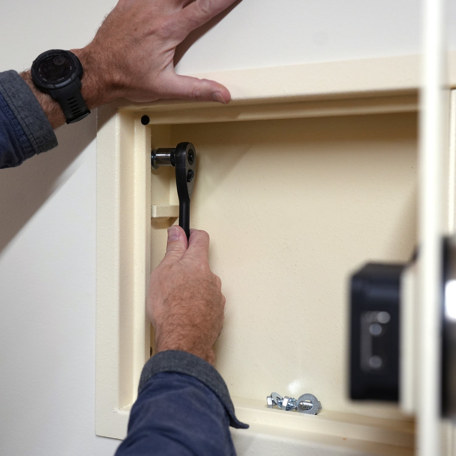 How to install a Cocono Wall Safe between 2 wall studs.